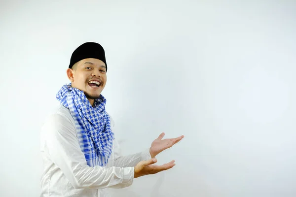 Jovem Muçulmano Adulto Que Usa Boné Kefiyeh Sorri Enquanto Levanta — Fotografia de Stock
