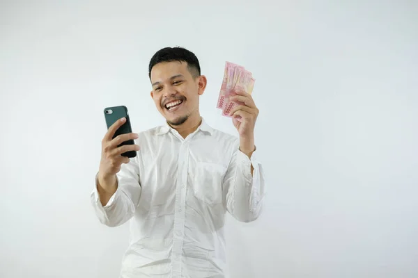 Jovem Adulto Asiático Homem Segurando Dinheiro Mostrando Expressão Feliz Olhar — Fotografia de Stock