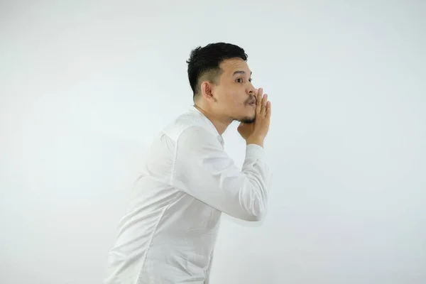 Jonge Volwassen Aziatische Man Fluistert Iets Gezicht Naar Rechterkant — Stockfoto