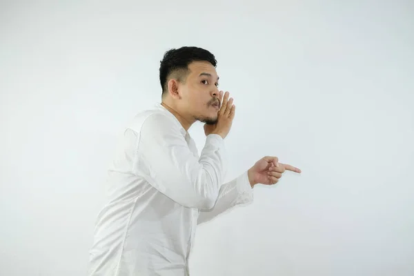 Jonge Volwassen Aziatische Man Fluistert Iets Wijst Naar Rechterkant — Stockfoto