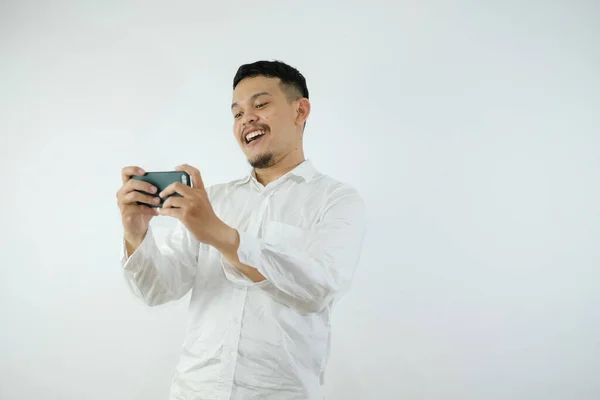 Sıradan Tişörtlü Çekici Asyalı Adamın Portresi Ekranı Eğerek Cep Telefonuyla — Stok fotoğraf