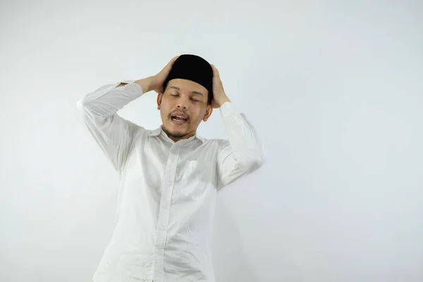 Homme Musulman Asiatique Stressé Vêtements Blancs Coiffe Crâne Noir Touchant — Photo