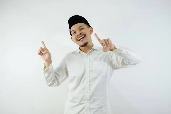 Ásia Muçulmano Homem Apontando Algo Seu Lado Com Seu Ambos — Fotografia de Stock