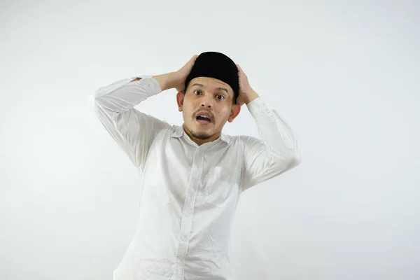 Homme Musulman Asiatique Stressé Vêtements Blancs Coiffe Crâne Noir Touchant — Photo