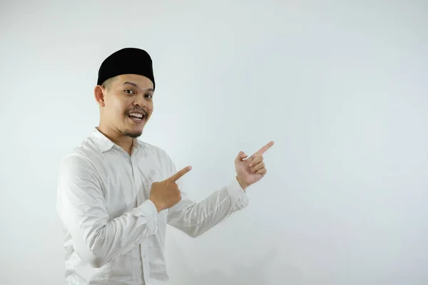Aziatisch Moslim Man Wijzen Iets Zijn Kant Met Zijn Beide — Stockfoto