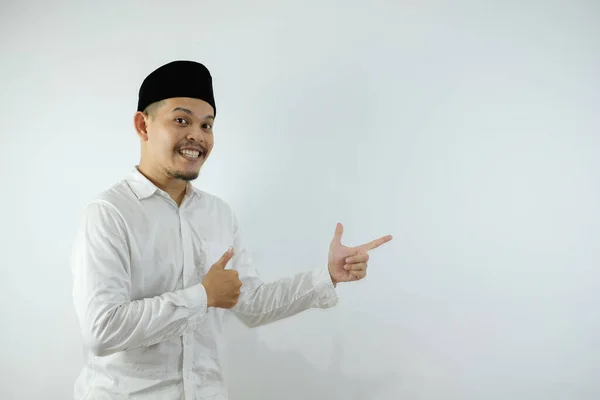 Aziatisch Moslim Man Wijzen Iets Zijn Kant Met Zijn Beide — Stockfoto