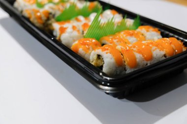 Bir konteynırda servis edilen çeşitli suşiler.