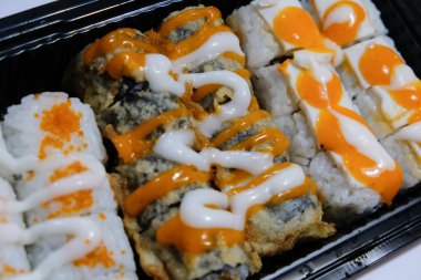 Bir konteynırda servis edilen çeşitli suşiler.