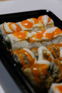 Bir konteynırda servis edilen çeşitli suşiler.