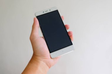 Akıllı telefon beyaz arkaplan tutan adam