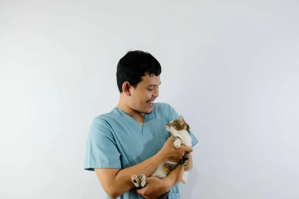 笑亚洲兽医牵着一只猫 治疗后 年轻医生带着小猫玩耍 宠物护理和健康概念 — 图库照片