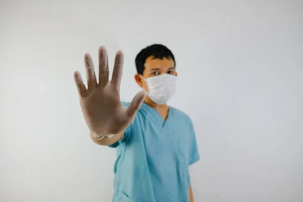 Egy Fiatal Ázsiai Férfi Műtősruhában Arcmaszkban Kézmozdulattal Kézen Fogva — Stock Fotó