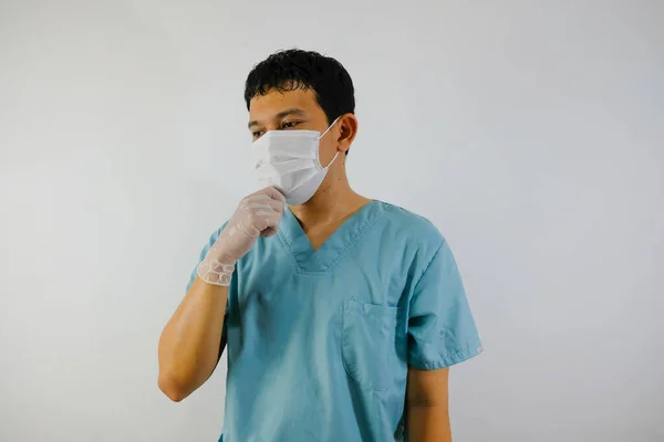 Pracownik Medyczny Nosi Maskę Rękawice Bardzo Wyczerpane Pracą Dotykając Swojej — Zdjęcie stockowe