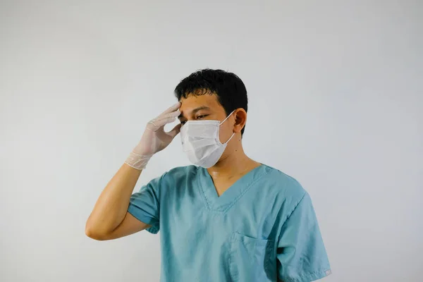 Orvos Maszkot Kesztyűt Visel Nagyon Kimerülten Munkában Megérintve Homlokát Koronavírus — Stock Fotó
