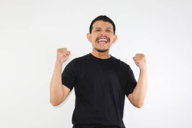 Çok mutlu genç Asyalı Victor. Sıkıca sarılmış ve kaldırılmış, gri arka planda izole edilmiş..