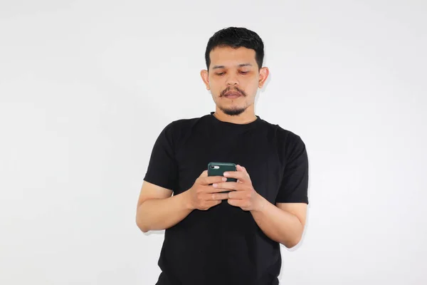 Yetişkin Bir Asyalı Telefonuna Baktığında Üzgün Kafası Karışık Bir Ifade — Stok fotoğraf