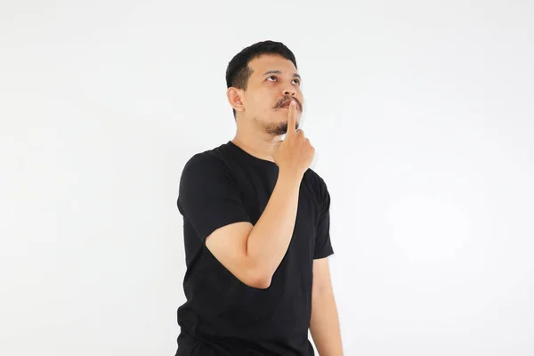 Jonge Volwassen Aziatische Man Zwart Shirt Serieus Denken Verwarde Uitdrukking — Stockfoto