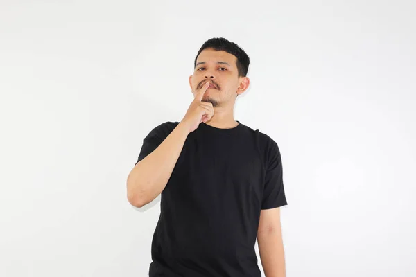 Jonge Volwassen Aziatische Man Zwart Shirt Serieus Denken Zoek Upside — Stockfoto