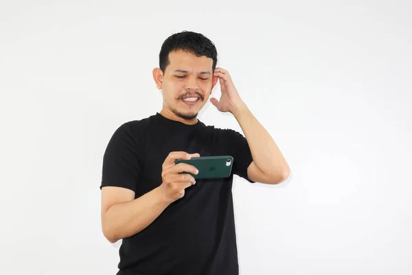 Yetişkin Bir Asyalı Cep Telefonu Tutarken Kafası Karışık Bir Ifade — Stok fotoğraf