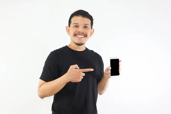 Дорослий Азіатський Чоловік Посміхається Показуючи Чистий Екран Мобільного Телефону Вказуючи — стокове фото