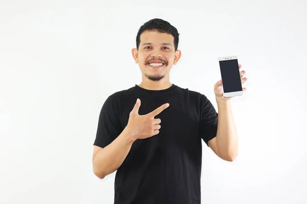 Взрослый Азиат Улыбается Счастливым Показывая Чистый Экран Мобильного Телефона Указывая — стоковое фото