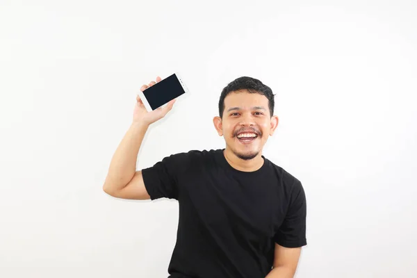 Genç Bir Asyalı Yetişkin Boş Bir Ekranda Cep Telefonunu Tutuyor — Stok fotoğraf