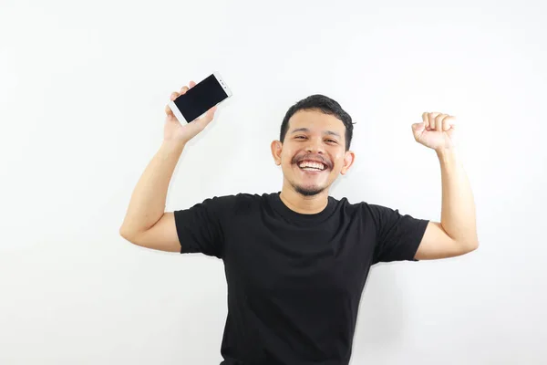 Genç Bir Asyalı Yetişkin Boş Bir Ekranda Cep Telefonunu Tutuyor — Stok fotoğraf