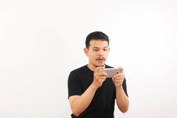 Yetişkin Asyalı Adam Mutlu Bir Ifadeyle Cep Telefonuna Bakıyor — Stok fotoğraf