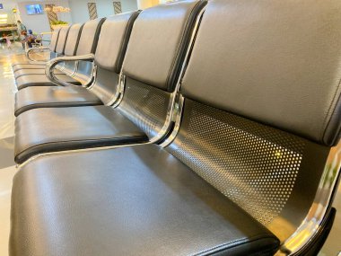 Hastanenin bekleme odasında uzun bir sandalye.