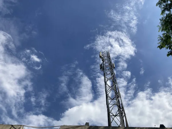 Foto Torre Del Transmisor Contra Cielo Azul Nubes Fondo — Foto de Stock