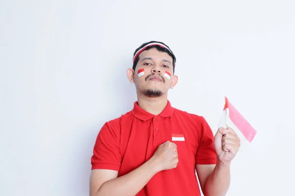 Pria Indonesia Yang Melihat Kamera Dengan Tangan Dada Menunjukkan Sikap — Stok Foto