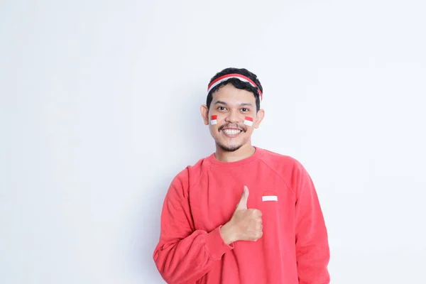 Pria Indonesia Menunjukkan Kegembiraan Dengan Jempol Ketika Merayakan Hari Kemerdekaan — Stok Foto