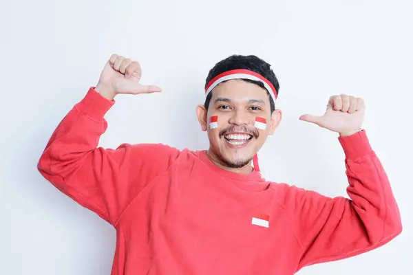 Pria Indonesia Menunjukkan Kegembiraan Dengan Jempol Ketika Merayakan Hari Kemerdekaan — Stok Foto
