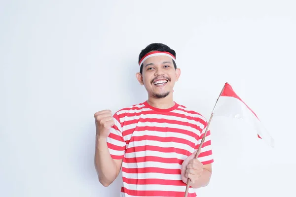 Pria Indonesia Mengepalkan Tinju Membawa Bendera Merah Dan Putih Menunjukkan — Stok Foto