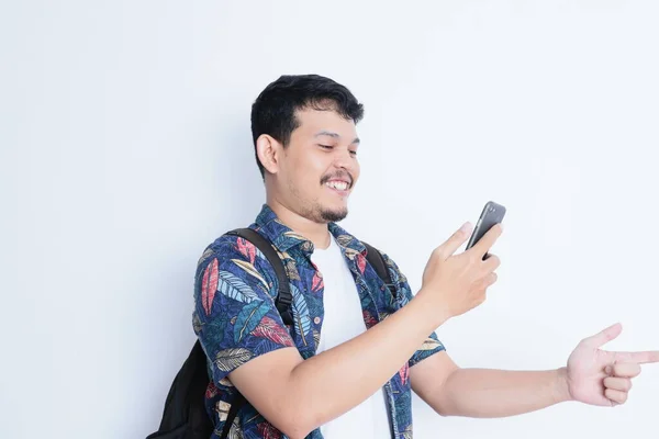 Дорослий Азіатський Чоловік Рюкзаку Дивиться Свій Телефон Вказуючи Правильному Напрямку — стокове фото