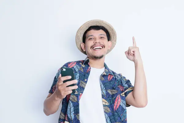 Pria Asia Yang Mengenakan Kemeja Pantai Tersenyum Gembira Sambil Menunjuk — Stok Foto