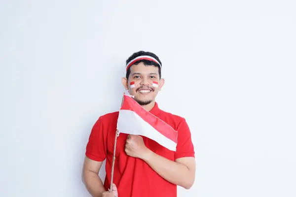 Pria Indonesia Mengepalkan Tinju Membawa Bendera Merah Dan Putih Menunjukkan — Stok Foto