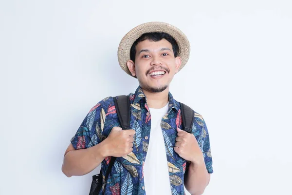 Potret Seorang Pemuda Mengenakan Setelan Pantai Tersenyum Depan Kamera Konsep — Stok Foto