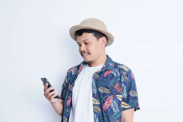 Ásia Homem Vestindo Praia Camisa Mostrando Confuso Rosto Enquanto Segurando — Fotografia de Stock