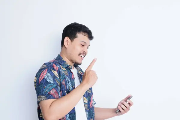 Plaj Tişörtü Giymiş Yetişkin Bir Asyalı Doğru Yönü Gösterirken Telefonuna — Stok fotoğraf