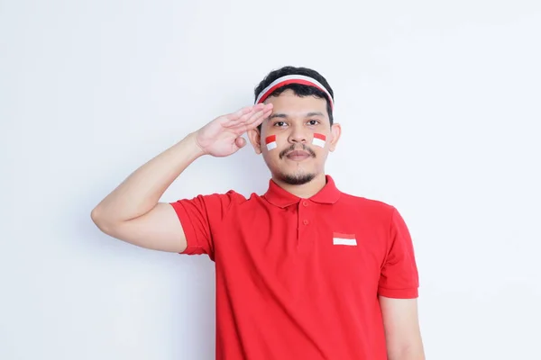 Pria Indonesia Melihat Kamera Sambil Memberi Hormat Dengan Sikap Bangga — Stok Foto