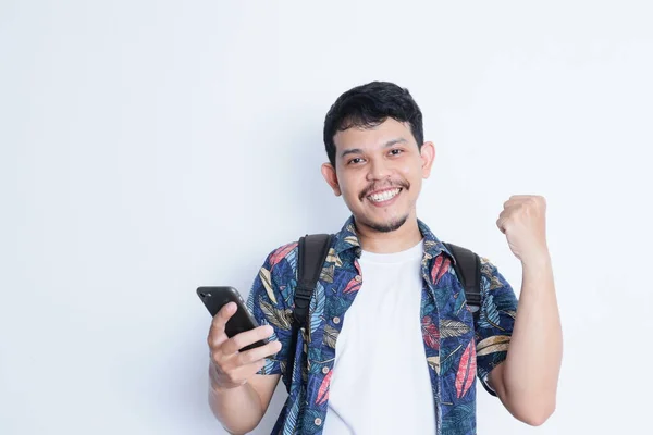 Asian Man Wearing Beach Shirt Smiling Happy While Holding Mobile — Stock Photo, Image