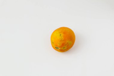 Beyaz arka planda neredeyse çürümüş domates.