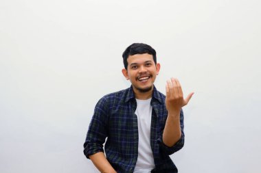 Asyalı adam bir davetiye yapıyor ya da yardım teklif ediyor. Gülümse ve kameraya el hareketi yap..