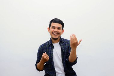 Asyalı adam bir davetiye yapıyor ya da yardım teklif ediyor. Gülümse ve kameraya el hareketi yap..