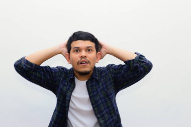 Yüzünde şok ifadesi olan Asyalı genç bir adamın portresi. Stüdyo çekimi, beyaz arka planda izole..