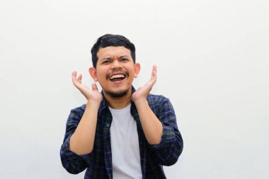 Yüzünde şok ifadesi olan Asyalı genç bir adamın portresi. Stüdyo çekimi, beyaz arka planda izole..