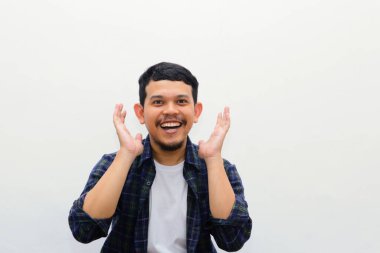 Suratı şoke olmuş Asyalı genç bir adamın portresi. Stüdyo çekimi, beyaz arka planda izole..