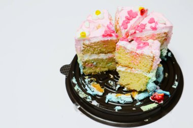 Doğum günü pastasını beyazın üstünde kes