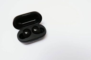 Kablosuz kulaklıklar veya kulaklıklar beyaz arka planda izole edilmiş. Alan ve teknoloji konseptini kopyala